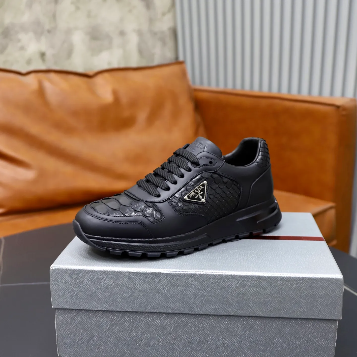Factory price: 600💰Cow leather lining Brand: PRADA (Prada) Standard code: Men's size 38/44 (45 can be customized) Grade: Same as the official website Material: Original cowhide splicing imported cowhide lining Original combination two-color wear-resistant soft outsole Style category: Leisure and sports version Young fashion European and American trend British style Color: Real picture color